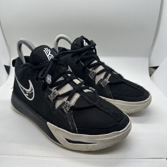 Size 3.5y Nike Kyrie Flytrap 6 Boys Low Basketball youth Sneaker DQ8094-009 - Picture 1 of 12